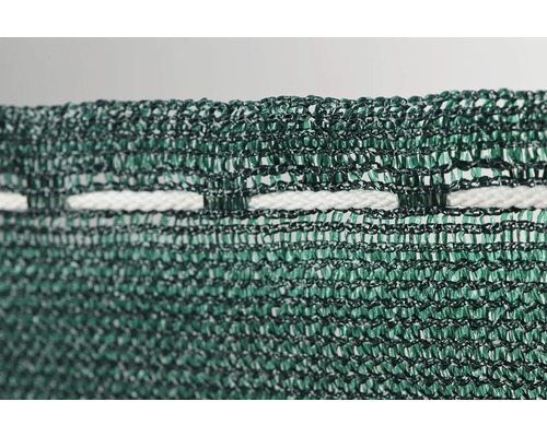 Prim-plan cu paravan de intimitate verde cu ochiuri de fixare albe