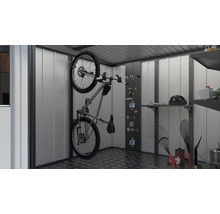 Bicicletă montată pe suportul de perete într-o magazie de grădină, împreună cu rafturi și depozitarea sculelor.