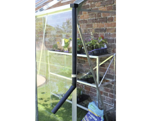 Prim-plan al unei sere cu jgheab și raft