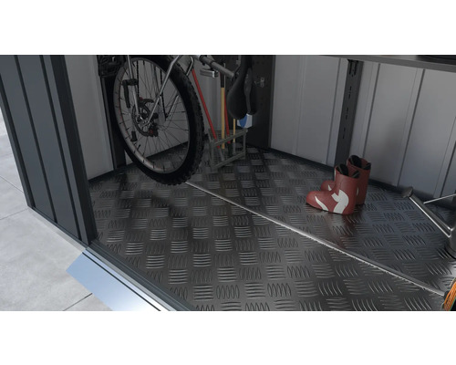 Interiorul unui șopron de scule cu o bicicletă, unelte de grădinărit și cizme de cauciuc pe o podea din tablă striată