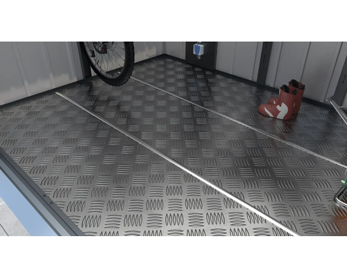 Podea metalică cu model în carouri într-un șopron, cu bicicletă, cizme și rafturi