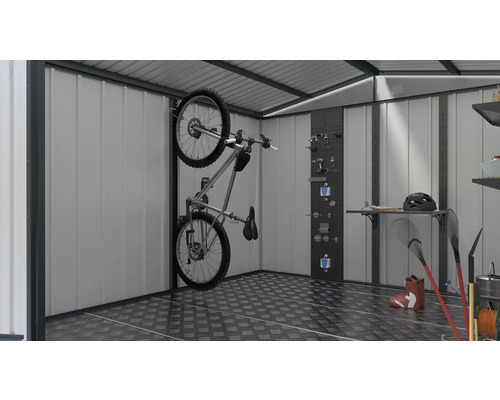 Bicicletă și unelte de grădină într-o magazie de scule