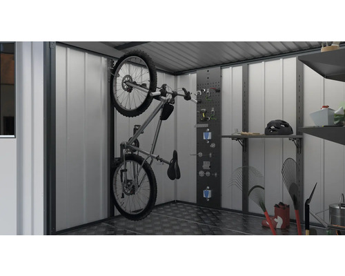 Bicicletă pe suport de perete într-o magazie de scule