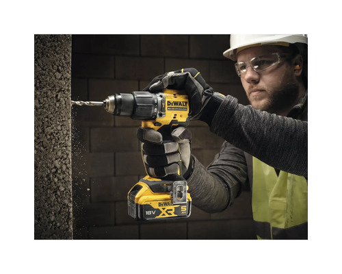 Persoană găurind cu o șurubelniță cu acumulator DeWalt
