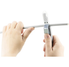 Un dezizolator de cabluri este folosit pe un cablu.