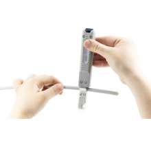 Instrument de dezizolat folosit pentru a îndepărta izolația unui cablu