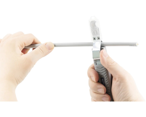 Două mâini folosesc o unealtă de dezizolat cabluri pe un cablu.