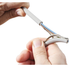 Dezizolarea unui cablu electric cu o singură mână