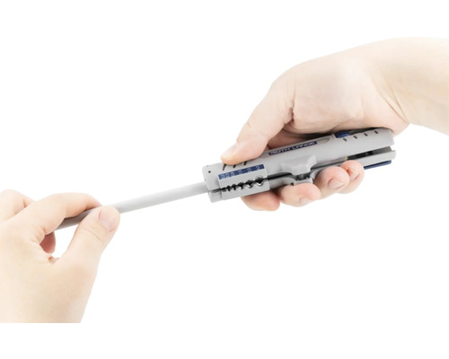 Utilizarea unei unelte de dezizolat pentru a dezizola un cablu