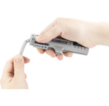 Clește de dezizolat cu cablu în mână