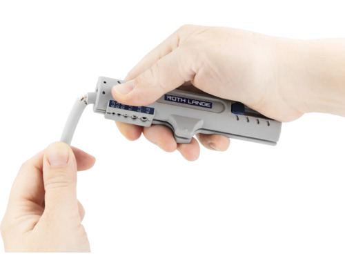 Clește de dezizolat cu cablu în mână