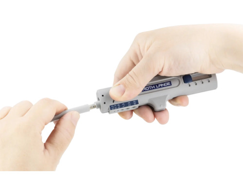 Mână ținând șurubelniță dinamometrică