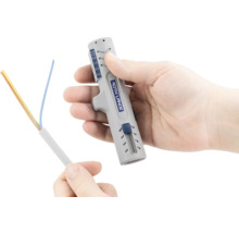 Persoană care dezizolează un cablu cu o unealtă de dezizolat