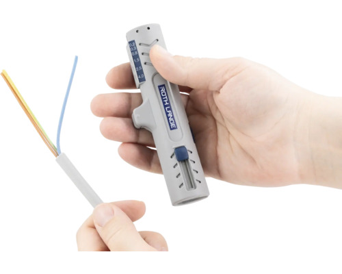 Persoană care dezizolează un cablu cu o unealtă de dezizolat