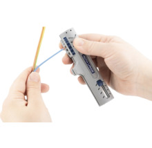 Clește de dezizolat folosit pentru a îndepărta izolația de pe fire