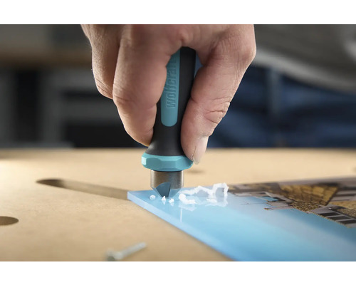 O persoană debavurează o placă de sticlă acrilică cu un debavurator de la Wolfcraft.