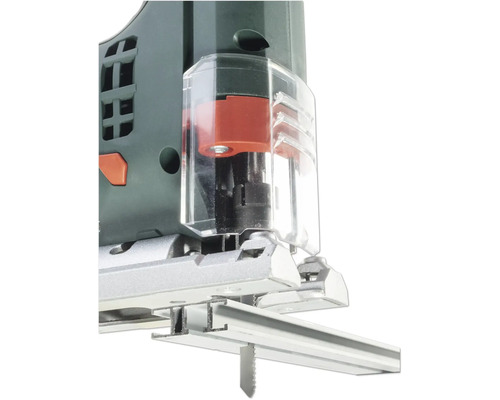 Prim-plan cu un ferăstrău vertical cu lamă de ferăstrău