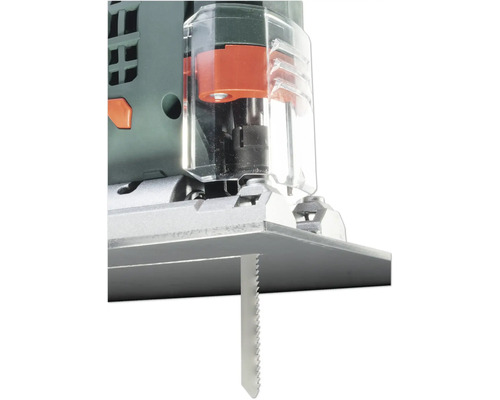 Prim-plan cu fierăstrău vertical cu pânză de ferăstrău