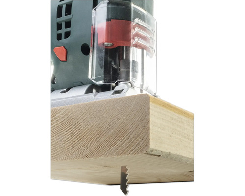 Prim-plan cu un ferăstrău vertical care taie o scândură de lemn