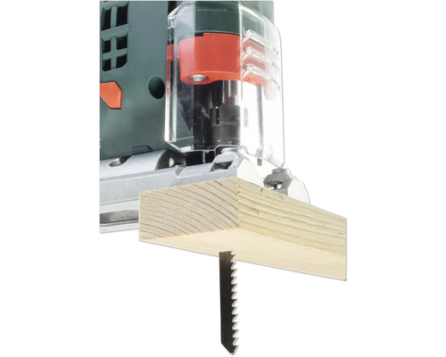 Fierăstrău vertical care taie o bucată de lemn