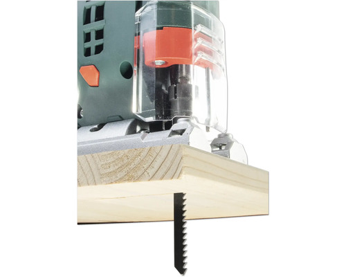 Fierăstrău vertical care taie o bucată de lemn