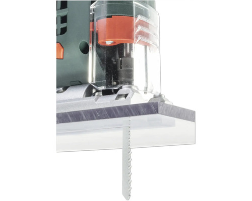 Prim-plan cu un ferăstrău vertical care taie o piesă de prelucrat.