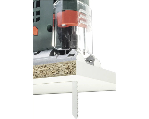 Prim-plan cu un ferăstrău vertical care taie o piesă de prelucrat.