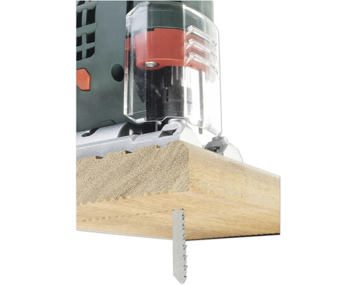 Fierăstrău vertical tăind o bucată de lemn