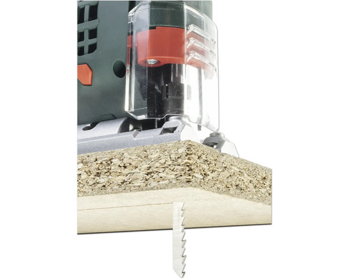 Prim-plan al unui fierăstrău vertical care taie o piesă de lucru