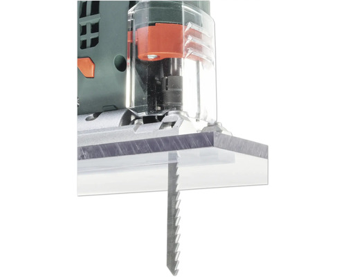 Prim-plan al unui fierăstrău vertical care taie o piesă de prelucrat