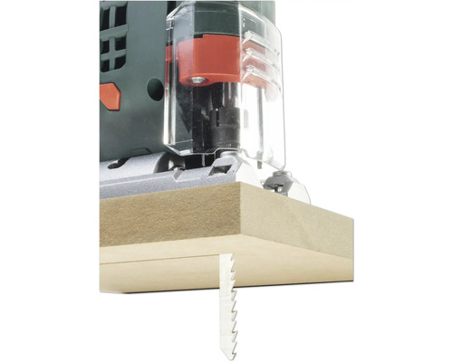 Prim-plan cu un ferăstrău vertical care taie o bucată de lemn