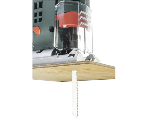 Prim-plan cu un ferăstrău vertical care taie o bucată de lemn