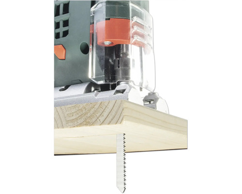 Prim-plan al unui ferăstrău vertical care taie o scândură de lemn