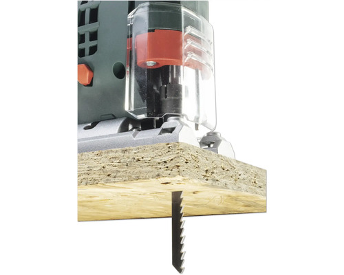 Prim-plan cu un fierăstrău vertical care taie lemn