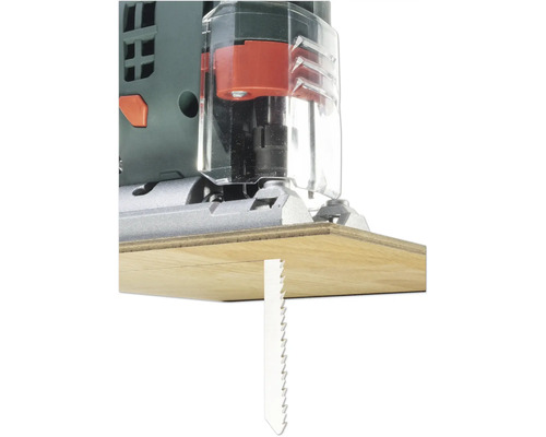 Fierăstrău vertical care taie o bucată de lemn