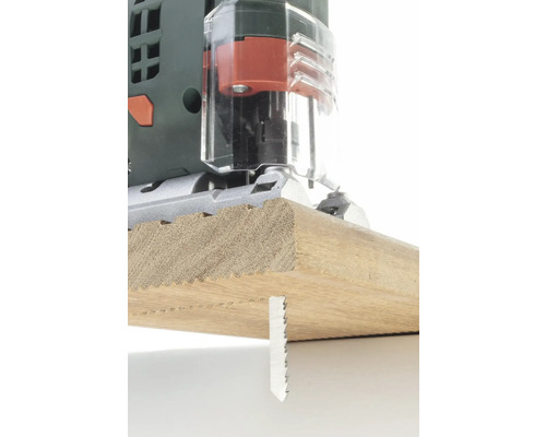 Fierăstrău vertical tăind o bucată de lemn.