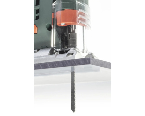 Prim-plan cu un ferăstrău vertical care taie plastic