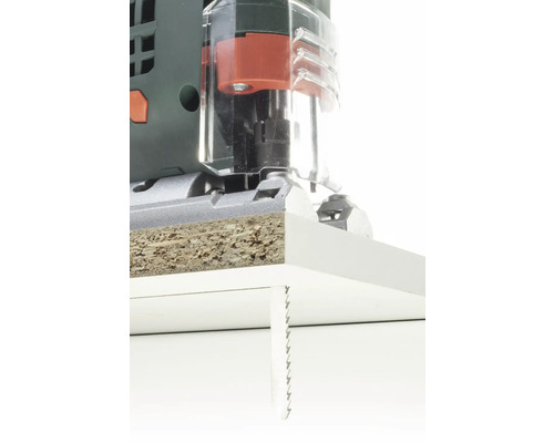 Prim-plan cu un fierăstrău vertical care taie lemn