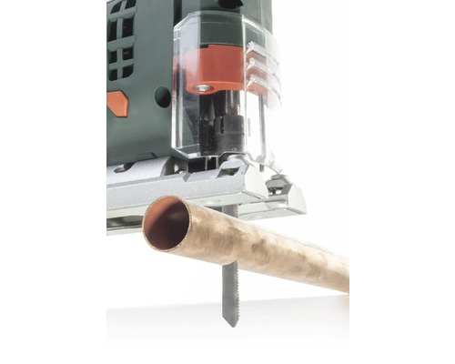 Fierăstrău vertical care taie o țeavă de cupru.