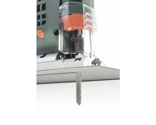 Prim-plan cu un ferăstrău vertical cu lamă de ferăstrău