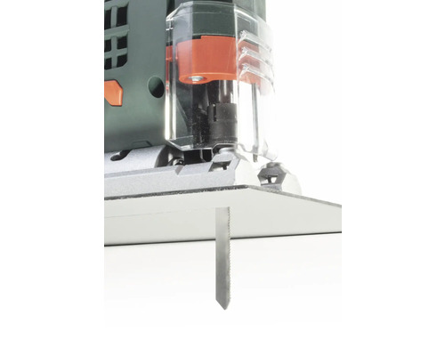 Prim-plan cu un ferăstrău vertical cu lamă de metal.