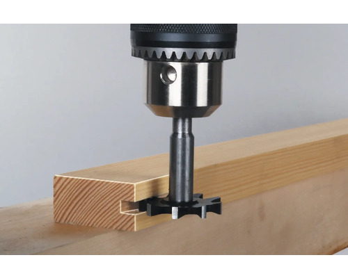 Freză de caneluri utilizată pe o scândură de lemn