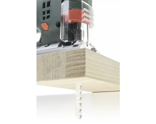 Fierăstrău vertical care taie o bucată de lemn