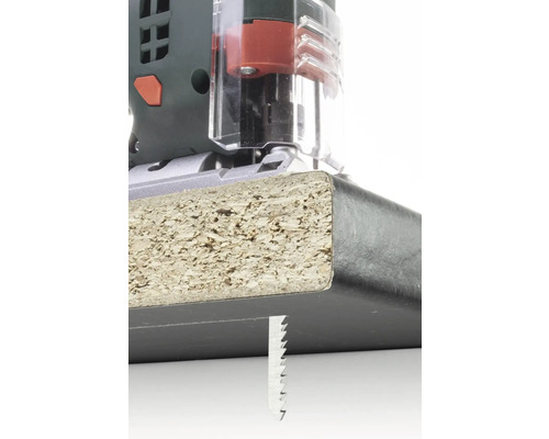 Prim-plan cu un ferăstrău vertical care taie o bucată de lemn.