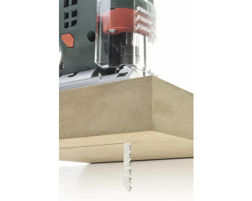 Fierăstrău vertical în acțiune tăind o scândură de lemn