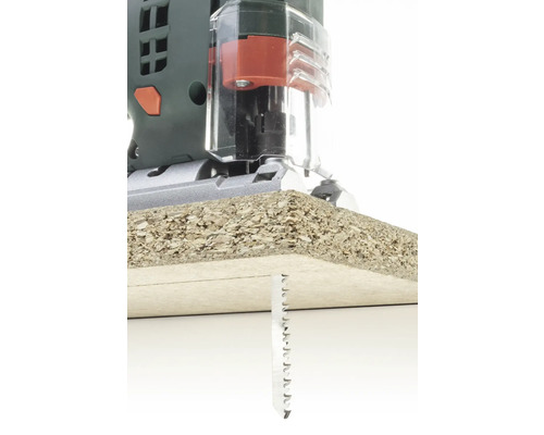 Fierăstrău vertical în uz pentru tăierea unei piese de lucru