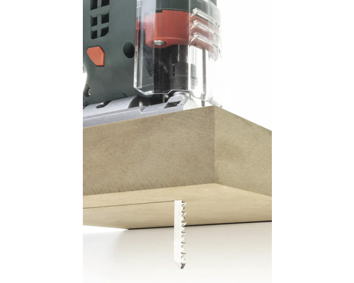 Fierăstrău vertical în uz pentru tăierea unei piese de lucru