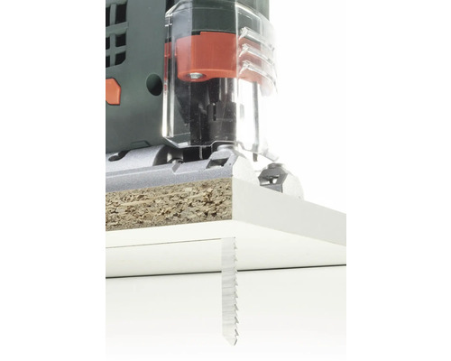 Prim-plan cu un ferăstrău vertical care taie lemn