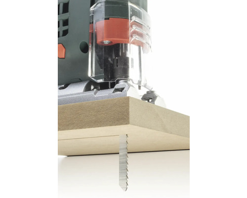 Fierăstrău vertical tăind o bucată de lemn