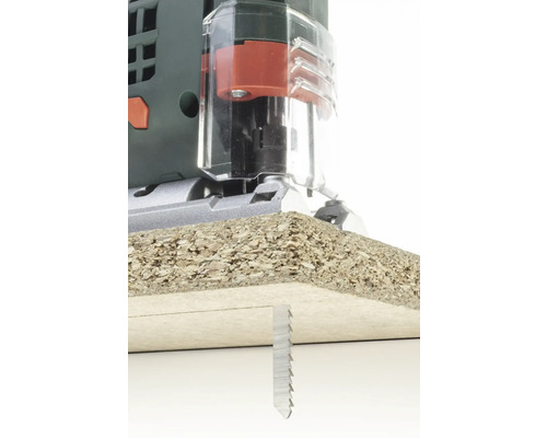 Prim-plan cu un fierăstrău vertical care taie o piesă de lucru